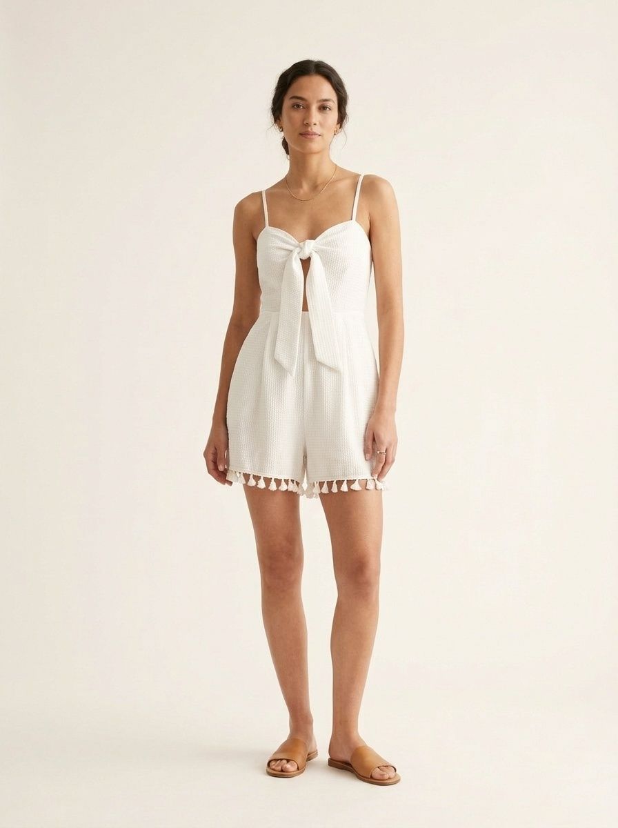 Combinaison-short texturée à nouer sur le devant avec bordure à pompons pour femme