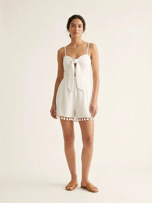 Combinaison-short texturée à nouer sur le devant avec bordure à pompons pour femme