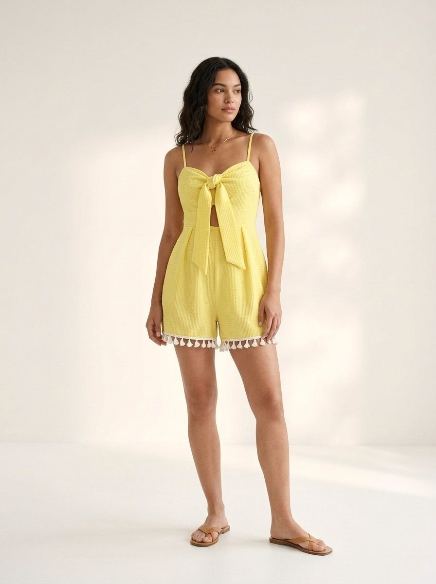 Combinaison-short texturée à nouer sur le devant avec bordure à pompons pour femme