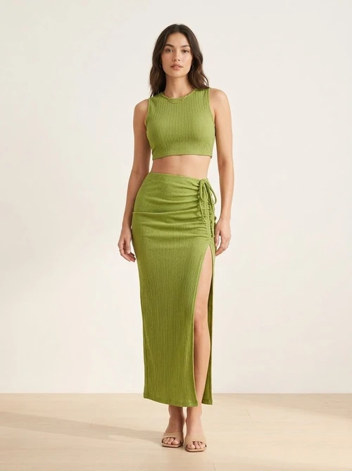 Ensemble crop top en maille côtelée et jupe maxi fendue à cordon