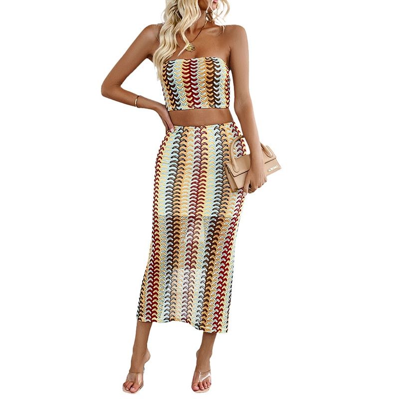 Conjunto de top corto sin tirantes y falda midi con estampado ondulado