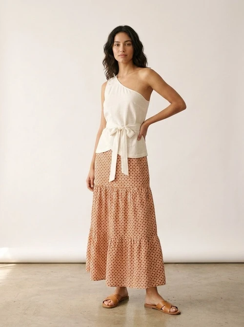 Ensemble haut asymétrique et jupe longue géométrique