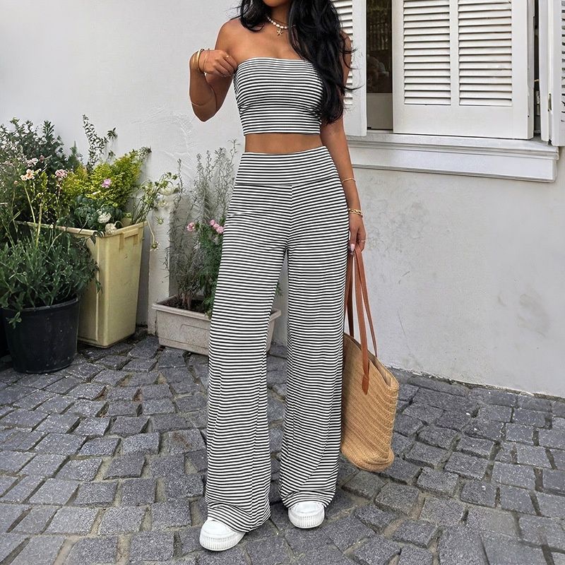 Conjunto de dos piezas: top palabra de honor a rayas y pantalones de pierna ancha.