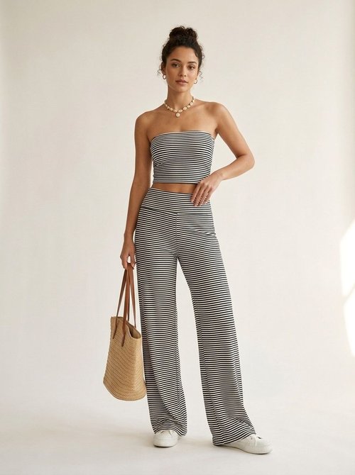Completo chic composto da top a fascia a righe e pantaloni a gamba larga, composto da due pezzi.