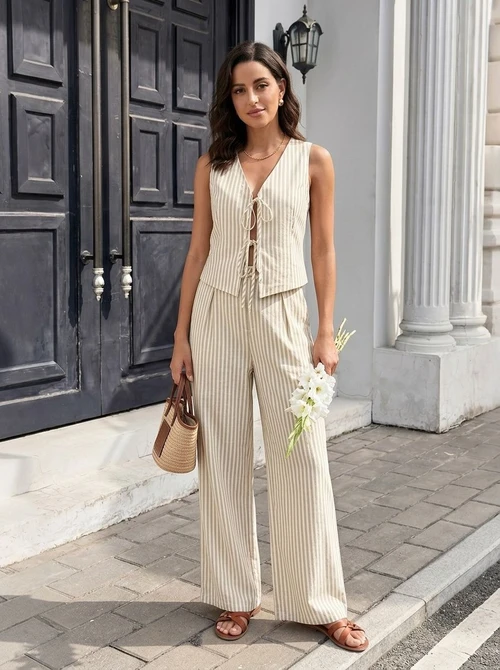 Completo due pezzi composto da gilet a righe con lacci e pantaloni a gamba larga