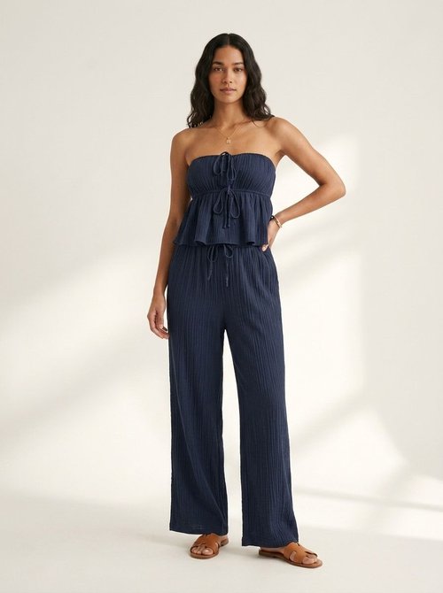 Zweiteiliges, trägerloses Damen-Set aus Crinkle-Stoff – Oberteil und Hose mit weitem Bein