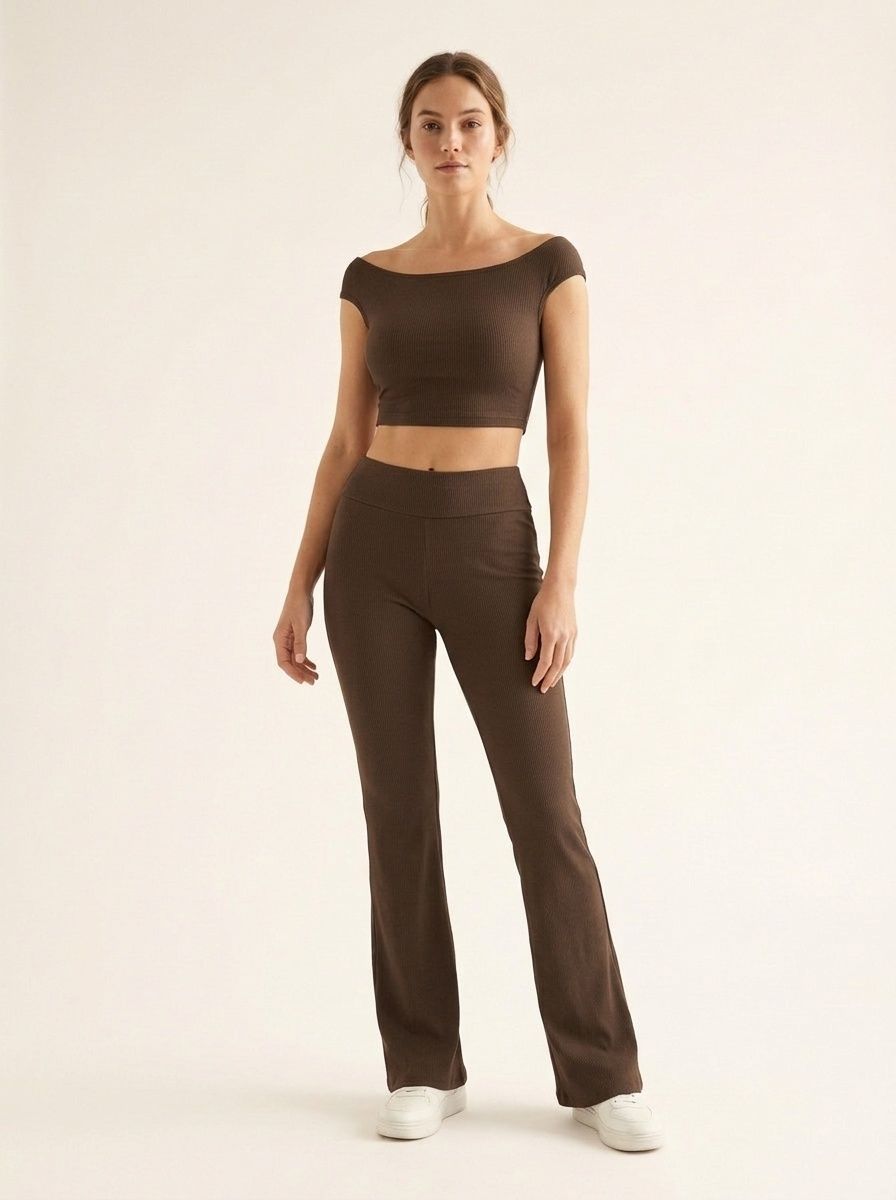 Ensemble crop top à épaules dénudées en maille côtelée et pantalon évasé