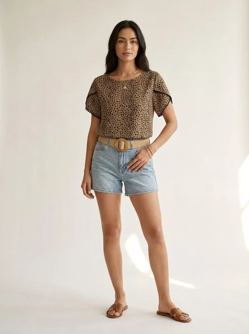 Blusa informal de mujer con estampado de leopardo y mangas con volantes.