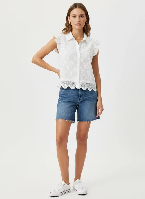 Weiße Bluse mit Lochstickerei und Rüschenärmeln