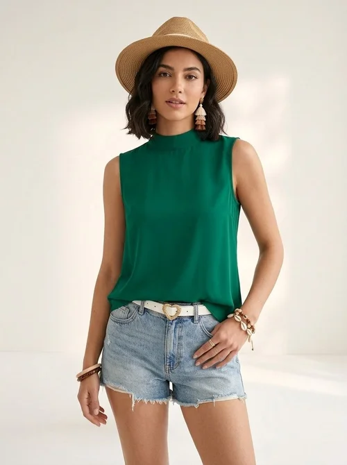 Groene mouwloze blouse met col en strik aan de achterkant.