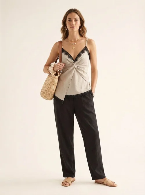 Top a canotta con scollo a V e inserti in pizzo - Elegante canotta con scollo a V