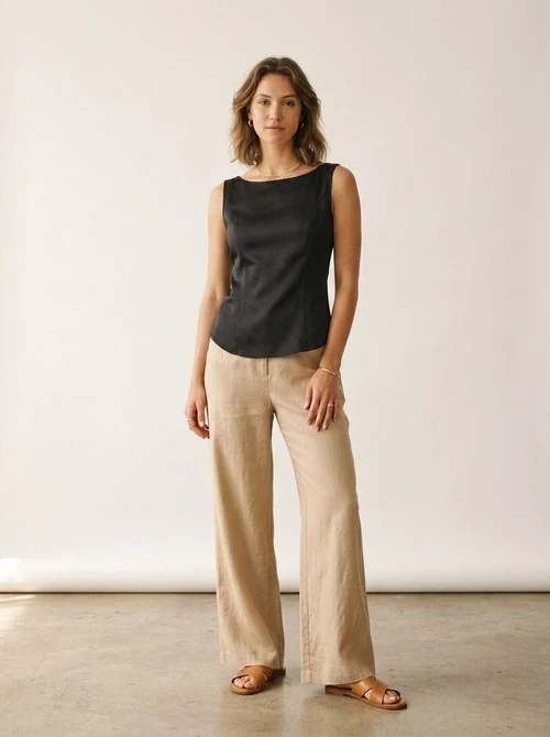 Elegante top senza maniche da donna con scollo a barca e fiocco sulla schiena.