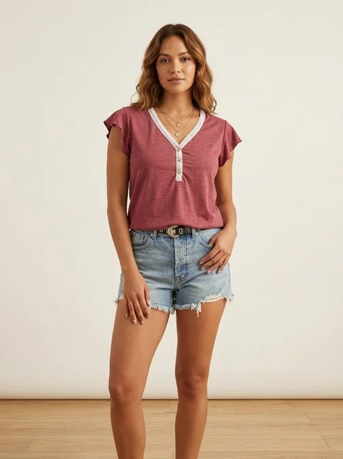Top casual de mujer con cuello en V, mangas con volantes y botones.