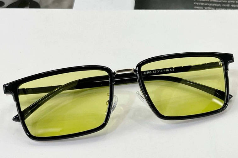 Gafas de sol rectangulares TR90 negras #BS0824-0057