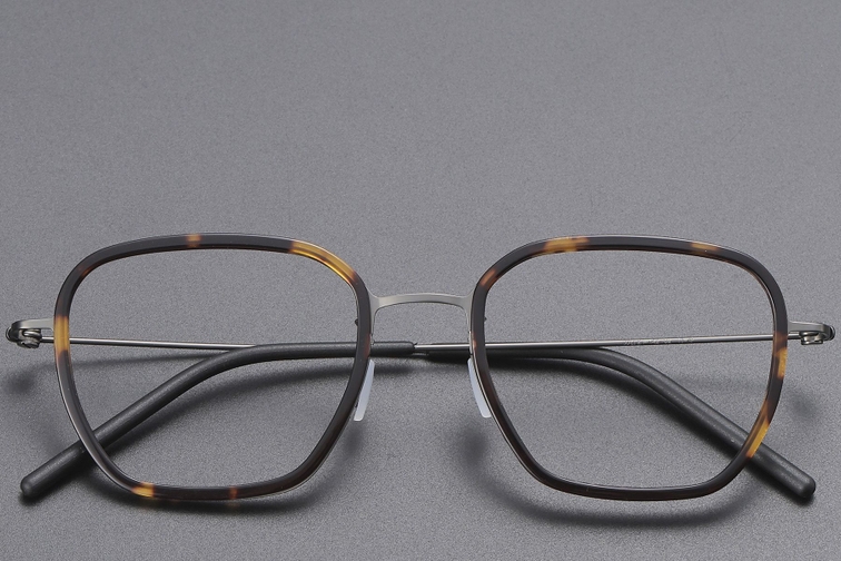 Gafas rectangulares de titanio con diseño de carey n.° BS1913-0509