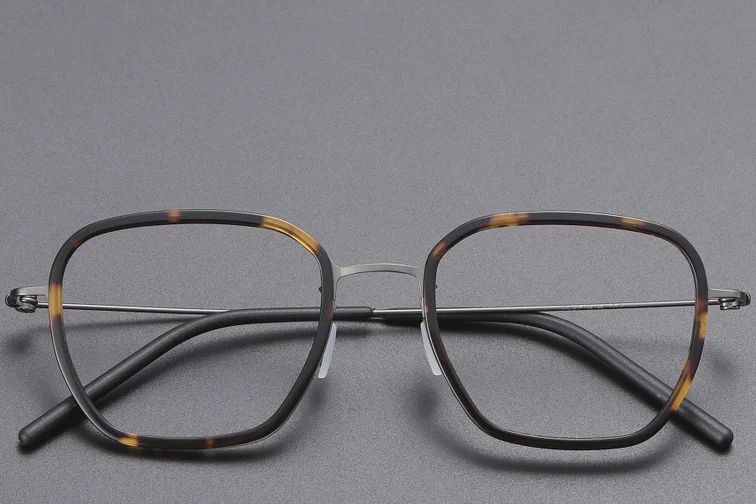 Gafas rectangulares de titanio con diseño de carey n.° BS1913-0509