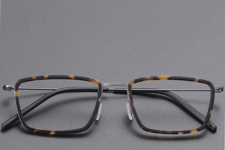 Gafas rectangulares de titanio con diseño de carey n.° BS1913-0515