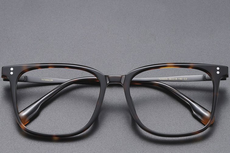Gafas rectangulares de titanio con diseño de carey n.° BS1913-0546