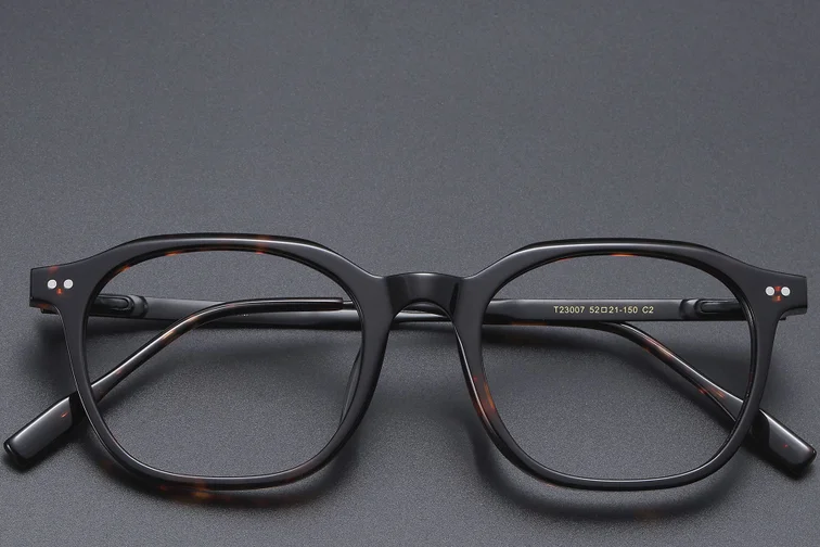 Gafas rectangulares de titanio con diseño de carey n.° BS1913-0550