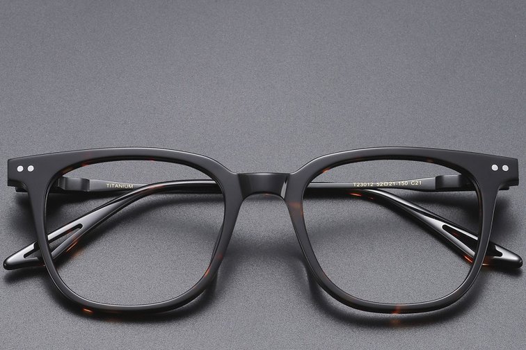 Gafas rectangulares de titanio con diseño de carey n.° BS1913-0563