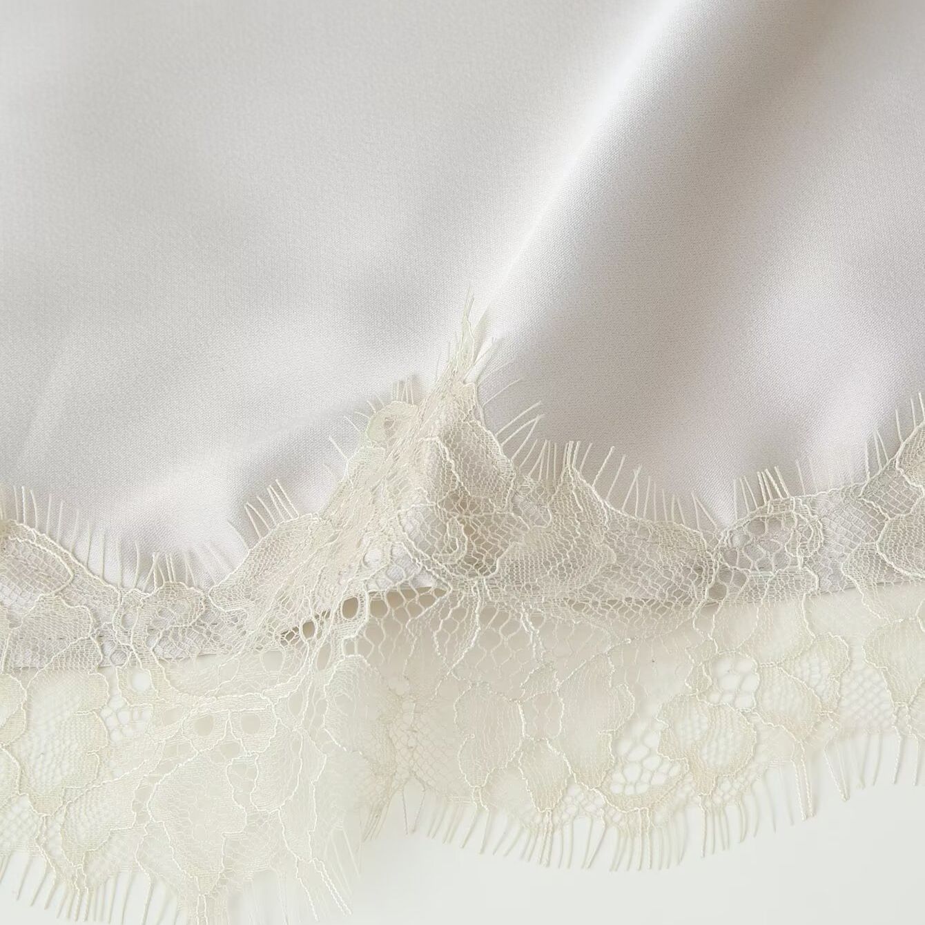 Robe en dentelle et satin, style européen polyvalent KUN-00019