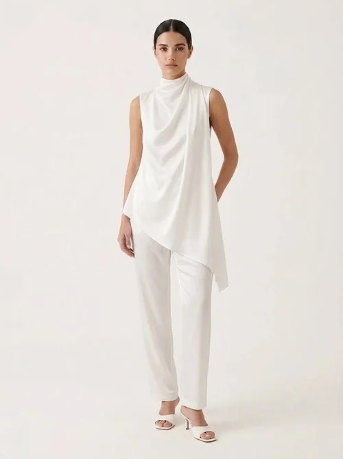 Completo due pezzi composto da top senza maniche drappeggiato e pantaloni a gamba larga.