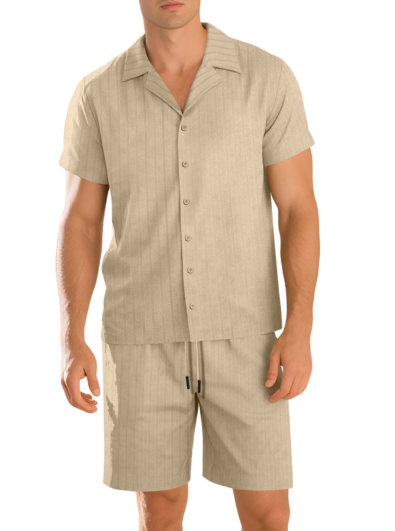 Completo da uomo casual con camicia abbottonata e pantaloncini, ideale per le vacanze estive (NDF-00013)