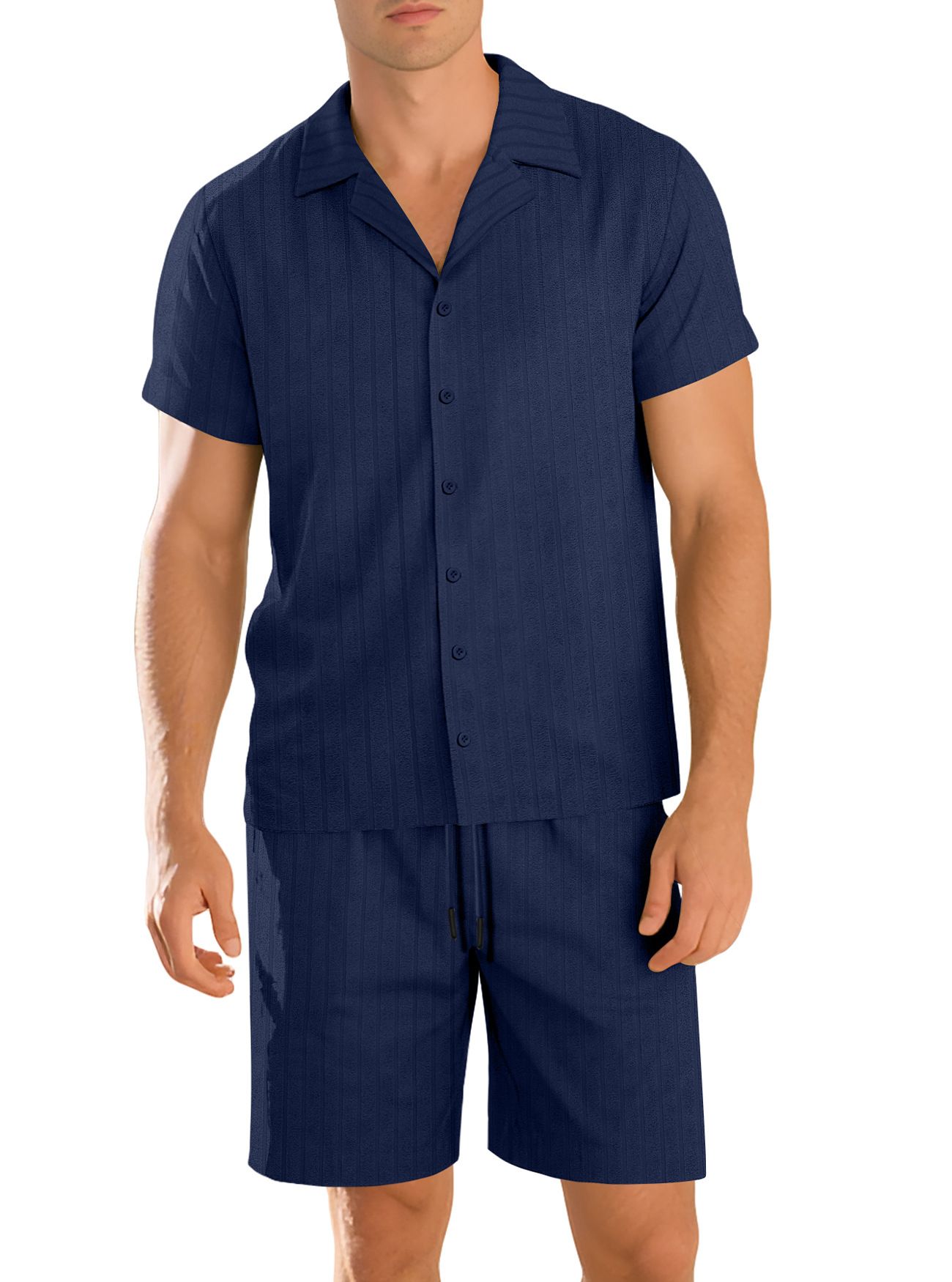 Completo da uomo casual con camicia abbottonata e pantaloncini, ideale per le vacanze estive (NDF-00013)
