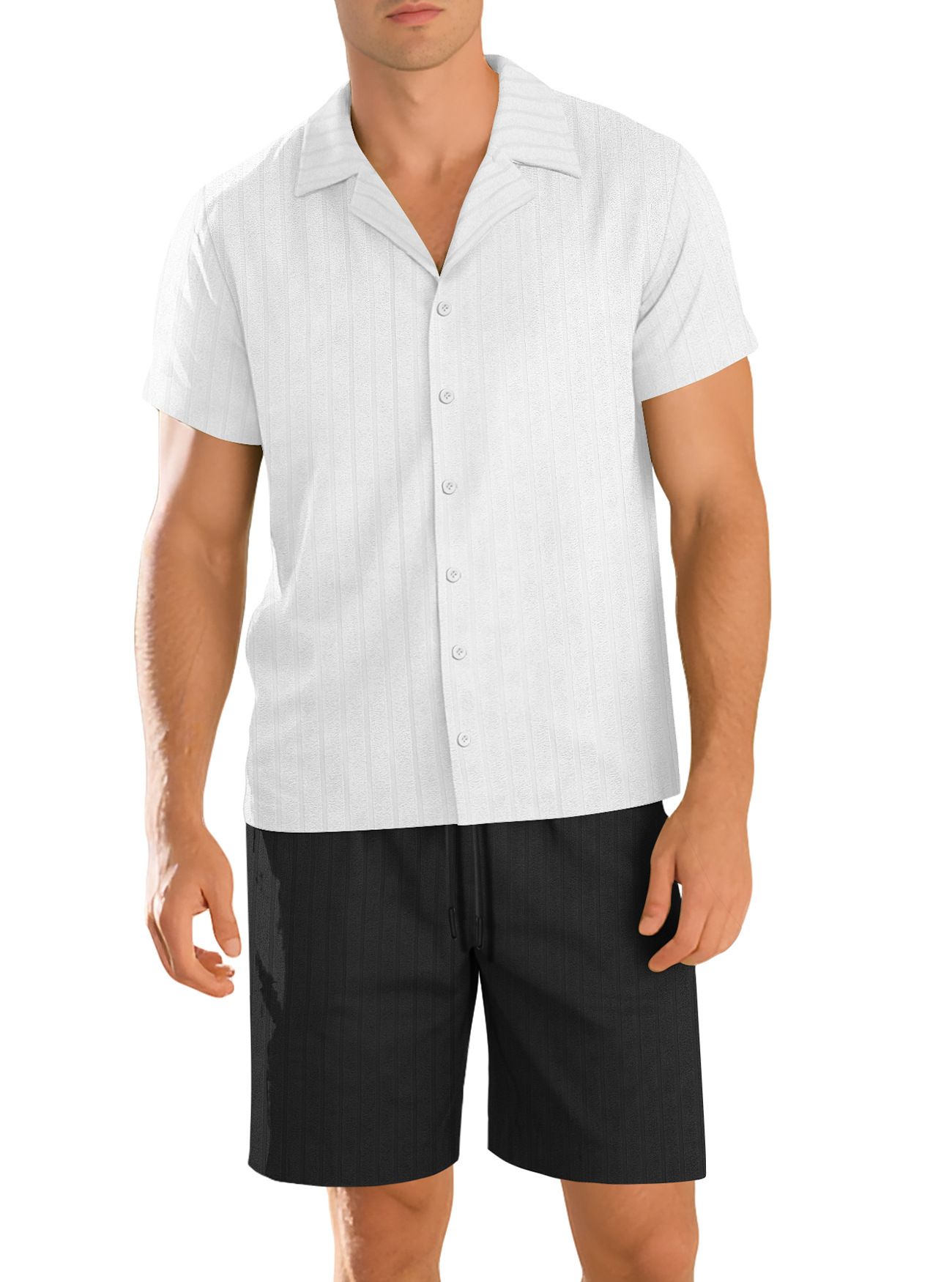 Completo da uomo casual con camicia abbottonata e pantaloncini, ideale per le vacanze estive (NDF-00013)