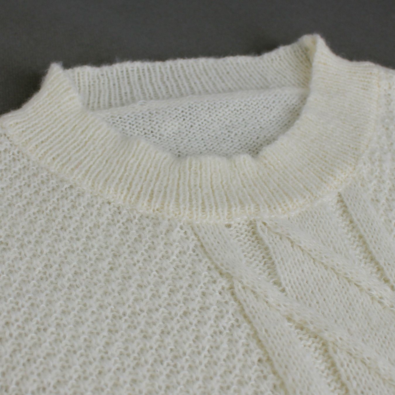 Maglione girocollo ricamato in maglia, modello autunno/inverno SSU-00020