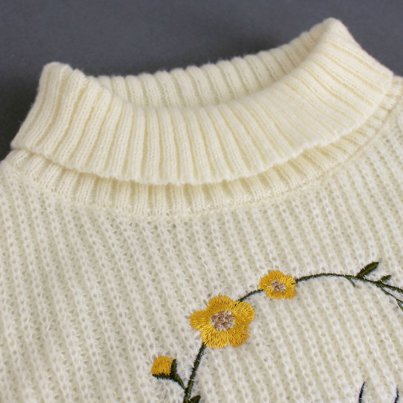 Maglione da donna a collo alto in cashmere con maniche lunghe ricamate SSU-00091