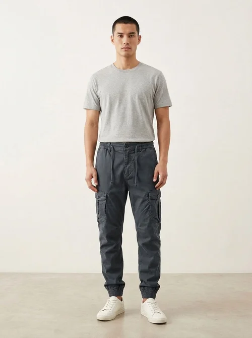 Pantaloni cargo vintage da uomo, affusolati ed elasticizzati, ideali per un look casual e sportivo.