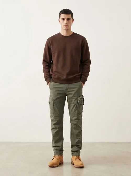 Pantalones cargo de camuflaje multibolsillos de corte relajado para hombre, ideales para uso informal al aire libre.