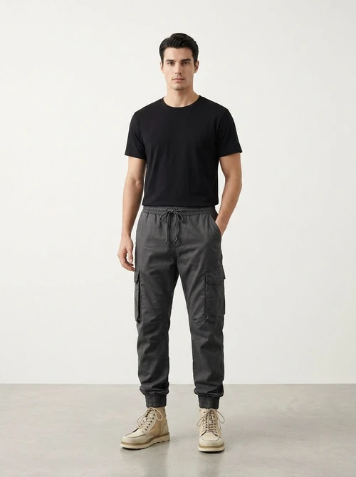 Pantalones cargo vintage de corte relajado y cónico para hombre, ideales para uso deportivo informal.