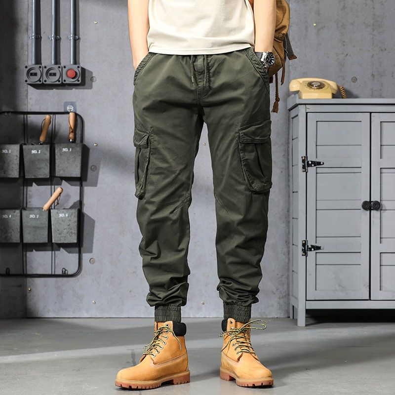 Pantalones cargo elásticos y funcionales con puños para hombre, ideales para uso informal al aire libre.