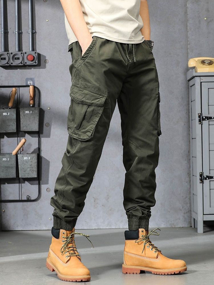 Pantalones cargo elásticos y funcionales con puños para hombre, ideales para uso informal al aire libre.