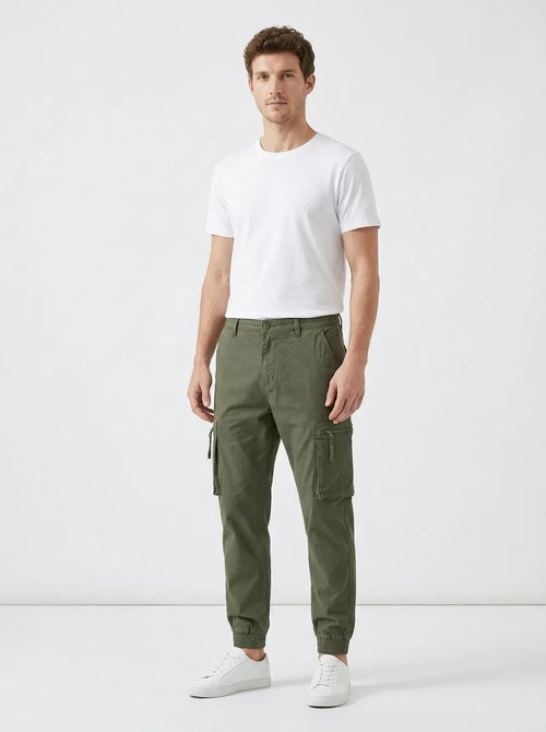 Pantalones cargo elásticos multibolsillos de corte relajado para hombre, ideales para uso informal al aire libre.