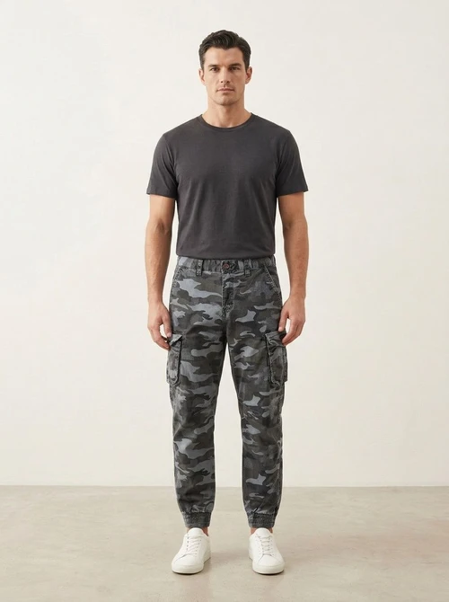 Pantalones cargo elásticos de inspiración vintage para hombre, ideales para uso casual en la calle.