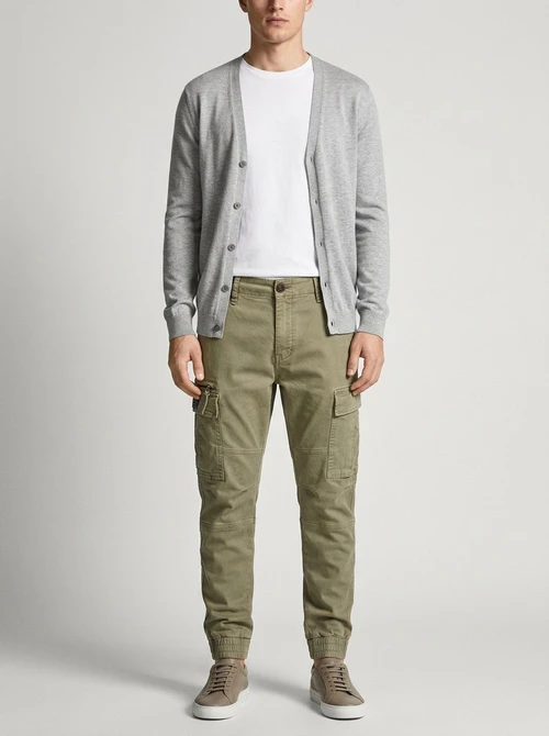 Pantalones cargo retro de corte cónico con múltiples bolsillos para hombre, ideales para un estilo informal funcional.