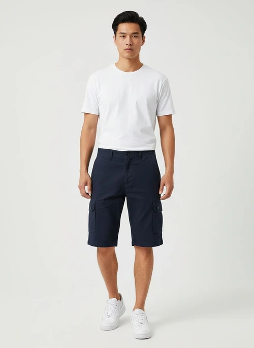 Short cargo multipoches pour homme, style fonctionnel, idéal pour les activités estivales en extérieur.