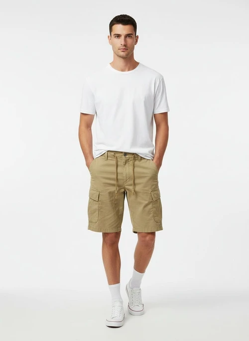 Short cargo homme style rétro fonctionnel pour une tenue décontractée d'été