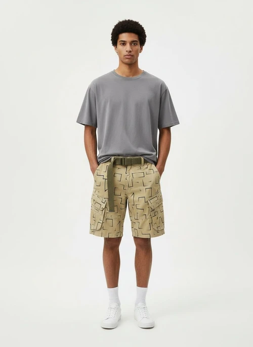 Short cargo rayé style vintage pour homme, idéal pour une tenue décontractée d'été (ceinture non incluse).