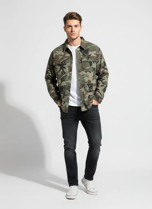 Camisa informal de corte holgado con estampado de camuflaje para hombre