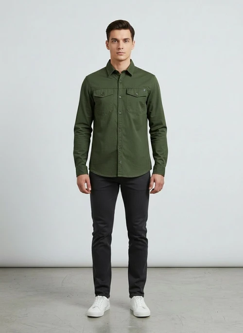 Camisa cargo holgada y elástica con múltiples bolsillos para hombre, ideal para uso informal al aire libre.