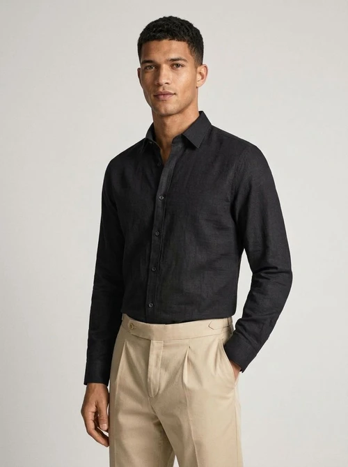 Camisa de hombre con cuello cuadrado, resistente a las arrugas y con tacto de lino.