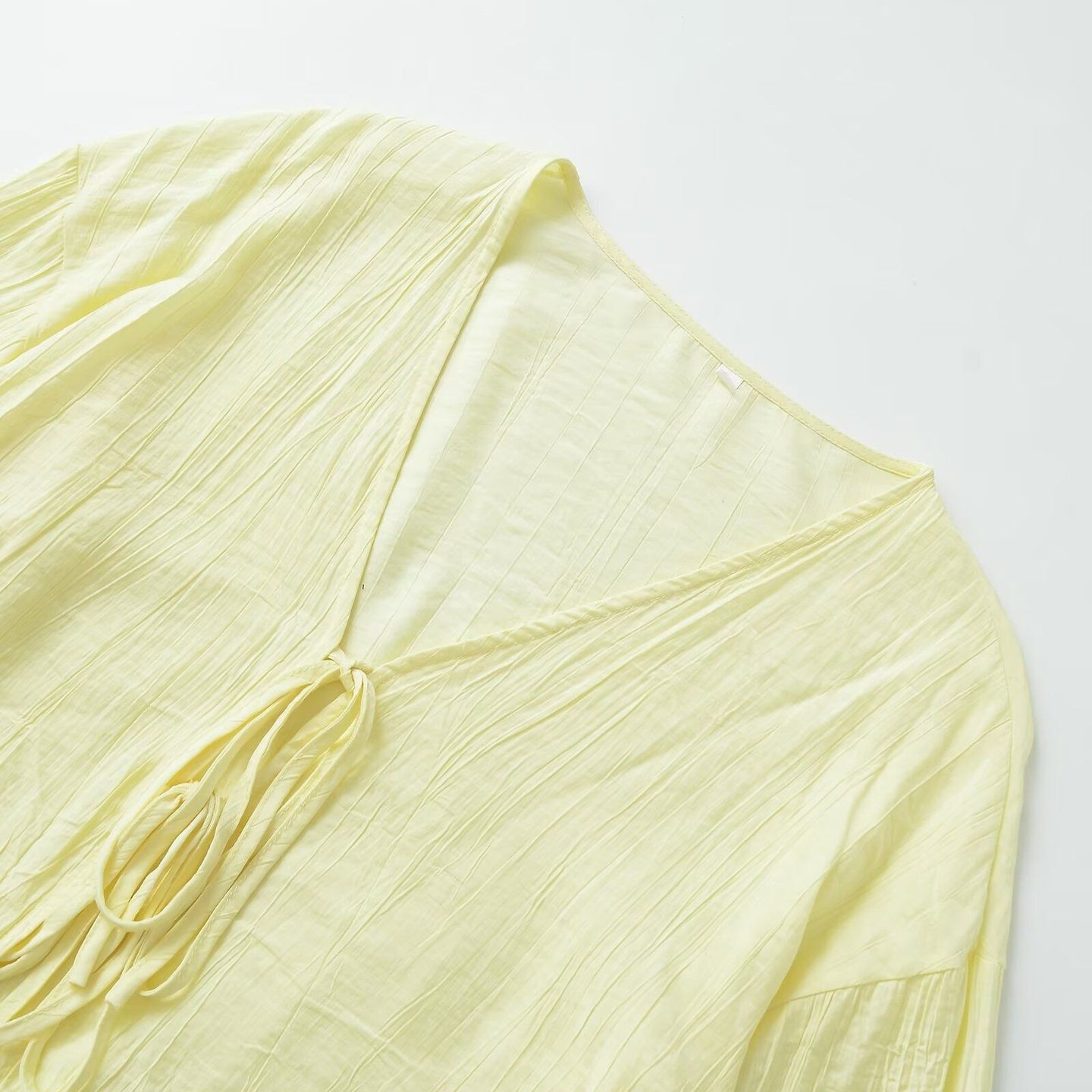 Top da donna a maniche lunghe con spalle drappeggiate e dettagli arricciati KUN-00120