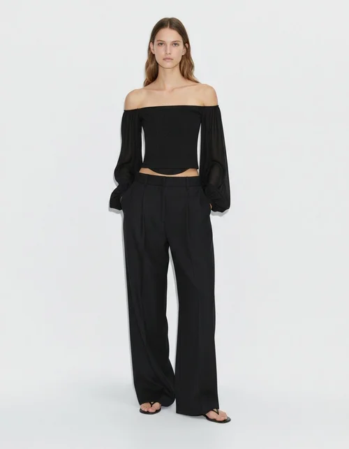 Elegante damesblouse met rechte hals en gedrapeerde top KUN-00044