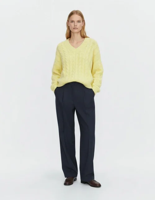 Maglione lavorato a maglia grossa con trecce, modello KUN-00007