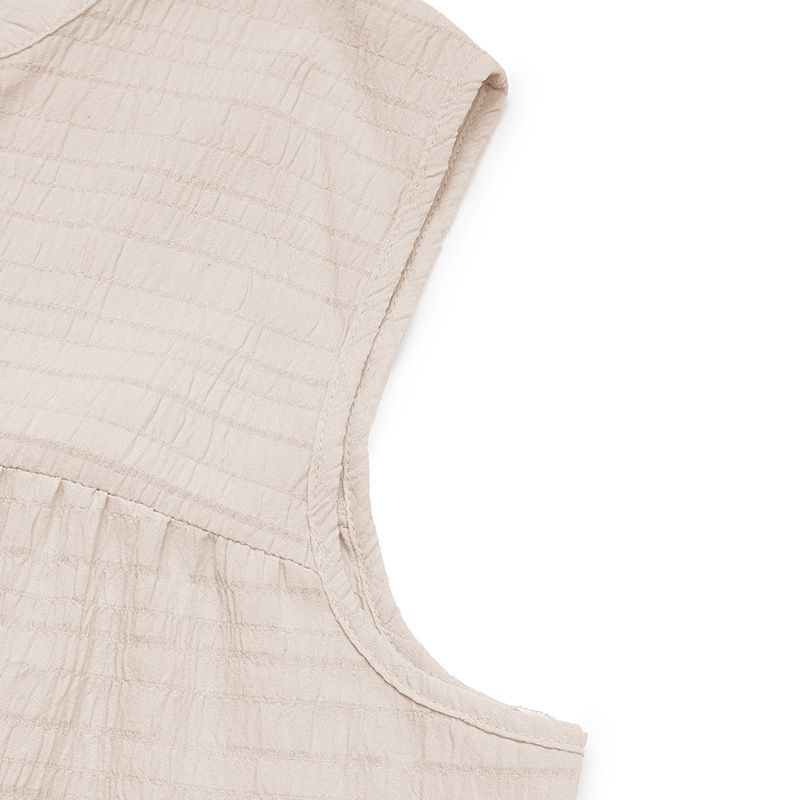 Vestido midi bohemio sin mangas con volantes y cuello con borlas.