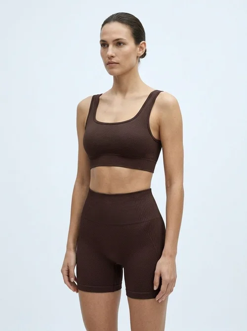 Completo da donna con shorts imbottiti a vita alta, snellenti e ad asciugatura rapida, effetto "pesca sul sedere".